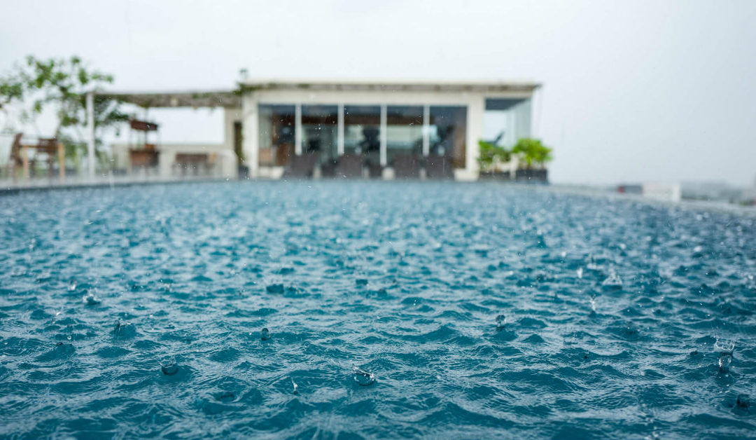 4 dicas para cuidar da piscina e do jardim em época de chuva