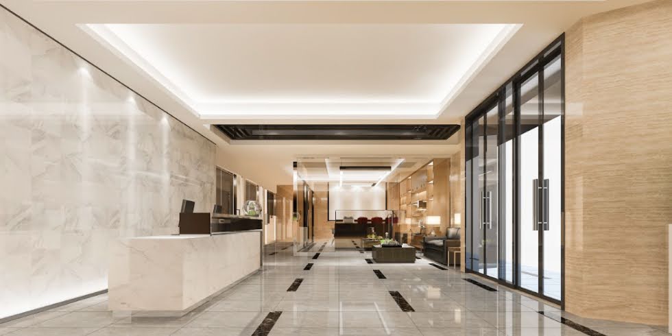 Os porcelanatos, revestimentos de alta qualidade, apresentam diversas opções de acabamento que impactam diretamente na estética e funcionalidade do ambiente. Entre os mais comuns, destacam-se o porcelanato polido, o porcelanato acetinado e o porcelanato esmaltado, cada um com características distintas que atendem a diferentes necessidades e preferências. Entender essas diferenças é crucial para fazer a escolha certa para o seu projeto.
O porcelanato polido é conhecido pelo seu brilho intenso e superfície super lisa, resultado de um processo de polimento que remove imperfeições. Essa característica confere um toque de sofisticação e amplitude aos ambientes, sendo ideal para salas, quartos e corredores onde se busca um visual mais elegante.
Já o porcelanato acetinado possui um acabamento fosco ou semibrilho, conferindo uma aparência mais discreta e aconchegante. Sua superfície é menos escorregadia e mais resistente a riscos e manchas, tornando-o uma excelente opção para áreas de grande circulação, como cozinhas, banheiros e áreas externas cobertas.
Por fim, o porcelanato esmaltado recebe uma camada de esmalte sobre sua superfície, o que permite uma vasta gama de cores, estampas e texturas, simulando inclusive outros materiais como madeira e mármore. A resistência e o brilho do porcelanato esmaltado variam de acordo com o tipo de esmalte aplicado e a classificação PEI (Índice de Resistência à A Abrasão da Superfície), sendo fundamental verificar essa informação para adequar o produto ao uso pretendido, seja em áreas internas ou externas.

Principais tópicos
A escolha do tipo de porcelanato como pisos e revestimentos para a sua casa é um passo crucial na sua reforma, impactando diretamente tanto a estética quanto a funcionalidade do ambiente. Uma decisão acertada garante a durabilidade do revestimento e a segurança dos usuários, evitando problemas futuros como escorregões ou desgastes prematuros.
Para cada cômodo, há um porcelanato mais adequado. Áreas molhadas, como banheiros e cozinhas, pedem superfícies menos escorregadias, enquanto salas e quartos podem se beneficiar do brilho e sofisticação de opções polidas. Considerar o tráfego de pessoas e a facilidade de limpeza também é essencial para um resultado satisfatório e prático.
Em suma, a escolha consciente do porcelanato como pisos e revestimentos não se resumem apenas à beleza; ela é um investimento na longevidade do seu projeto e no conforto do seu dia a dia. Pesquisar e entender as características de cada tipo, como porcelanato polido, porcelanato acetinado e porcelanato esmaltado, garante que sua reforma seja um sucesso em todos os aspectos.

Por que a escolha correta do piso porcelanato é de fundamental importância para a sua reforma?
A escolha correta do piso porcelanato é um dos pilares da sua reforma, pois ele define não só a estética, mas também a funcionalidade e a durabilidade do ambiente. Um erro nessa etapa pode gerar custos extras e insatisfação no futuro.
O porcelanato certo contribui para a segurança do seu lar, especialmente em áreas molhadas como banheiros e cozinhas. Optar por pisos e revestimentos antiderrapantes nessas áreas previne acidentes e garante mais tranquilidade para a sua família.
Além da segurança, a escolha correta de pisos e revestimentos influencia diretamente a manutenção e a limpeza do dia a dia. Pisos polidos, por exemplo, exigem mais cuidado para evitar riscos, enquanto os acetinados são mais práticos e resistentes a manchas.
A longevidade dos pisos e revestimentos também está ligada à decisão correta. Um porcelanato adequado ao tipo de tráfego do ambiente (leve, médio ou intenso) garantirá que ele suporte o uso diário sem desgastes prematuros, mantendo a beleza por muito mais tempo.
Em suma, pensar cuidadosamente sobre o porcelanato ideal para cada espaço é um investimento inteligente que valoriza seu imóvel e assegura conforto e praticidade. É a base para uma reforma bem-sucedida e duradoura.
Entenda o que muda entre os tipos de porcelanato e qual é o mais indicado para áreas internas, externas, banheiros, cozinhas e ambientes comerciais
Entender as diferenças entre os tipos de porcelanato é fundamental para sua reforma. Enquanto o porcelanato polido é ideal para áreas internas de baixo tráfego, como salas e quartos, devido ao seu brilho e sofisticação, o porcelanato acetinado e o porcelanato esmaltado oferecem maior resistência a riscos e são menos escorregadios, sendo mais indicados para banheiros, cozinhas e áreas externas, além de ambientes comerciais com alto tráfego. 

Quais são os tipos de porcelanato para áreas internas e externas, banheiros, cozinhas e ambientes comerciais?

Porcelanato polido: Transforme seus espaços com o Porcelanato Calacata Altíssimo Lux 90x90 Polido da Biancogres. Inspirado no mármore Calacata, este porcelanato polido reproduz com fidelidade os veios marcantes e o fundo branco puro característicos da pedra natural, adicionando um toque de luxo e sofisticação inigualáveis a qualquer ambiente.
Porcelanato acetinado: Apresentamos o Porcelanato Luxury 84x84 Acetinado Retificado da Elizabeth, a escolha perfeita para quem busca sofisticação e funcionalidade em um único revestimento. Com seu acabamento acetinado, o porcelanato acetinado oferece uma superfície suave e elegante, com menor brilho e maior resistência a riscos e manchas, ideal para ambientes de alto tráfego.
Porcelanato esmaltado: Dê um toque de requinte e sofisticação aos seus ambientes com o Porcelanato Vene D'oro 84x120 Polido Esmaltado da Delta. Inspirado na beleza clássica do mármore, este revestimento traz veios dourados e sutis em um fundo claro, que remetem à opulência das pedras naturais mais nobres. Com seu acabamento porcelanato esmaltado, ele oferece um brilho intenso que reflete a luz, criando uma sensação de amplitude e luminosidade nos cômodos.

